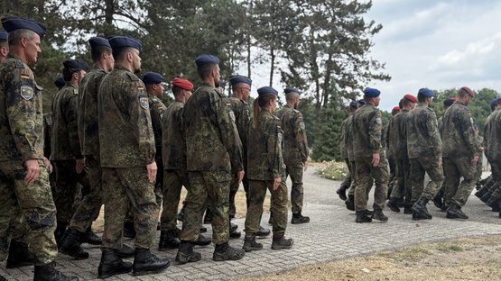 Bundeswehrsoldaten marschieren in Formation 