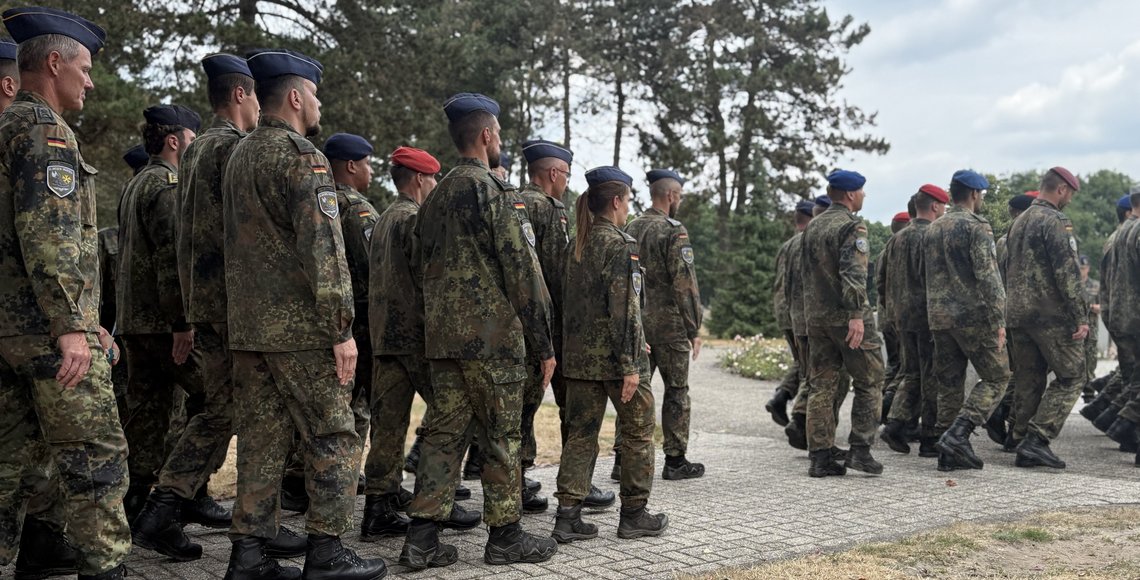 Bundeswehrsoldaten marschieren in Formation 