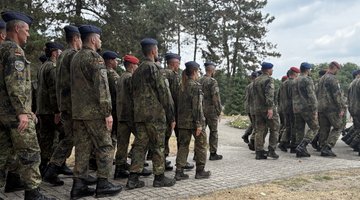 Bundeswehrsoldaten marschieren in Formation 