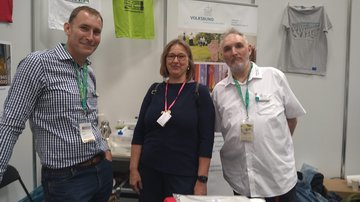 Eine Frau und zwei Männer am Infostand. In der Mitte Frauke Patzke