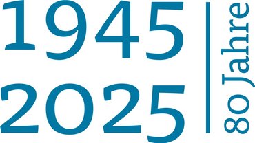 Oben die Jahreszahl 1945, darunter die Jahreszahl 2025. Rechts daneben eine senkrechte Linie. Rechts davon, gekippt, 80 Jahre.